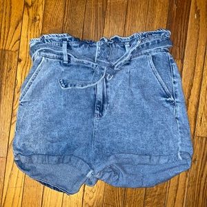 High waisted shorts with belt